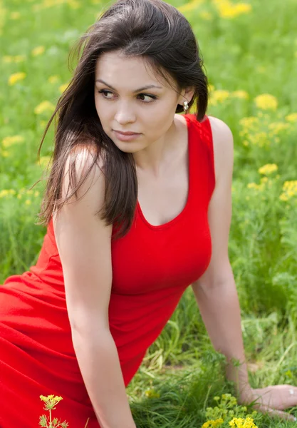 Jeune jolie femme en robe rouge — Photo