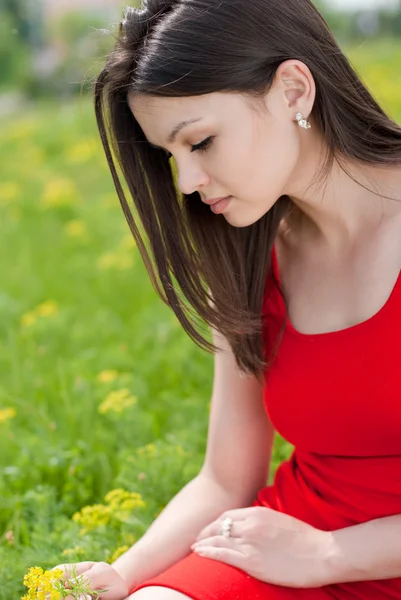 Fiatal csinos nő piros ruhában — Stock Fotó
