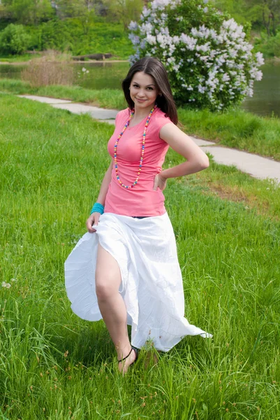 Jonge mooie vrouw wandelen in het park — Stockfoto