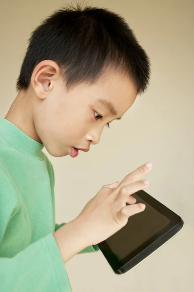 Jonge jongen gebruik naar tablet pc Rechtenvrije Stockafbeeldingen