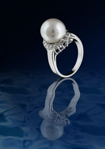 Ring with pearl on water — Stock Photo, Image