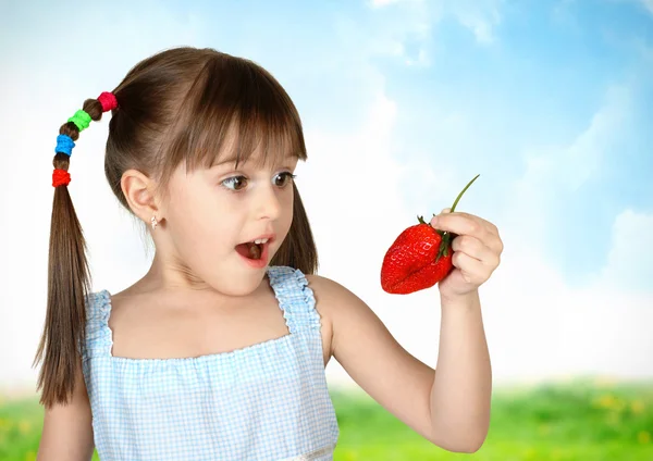 Grappig verrast kind meisje met aardbei — Stockfoto