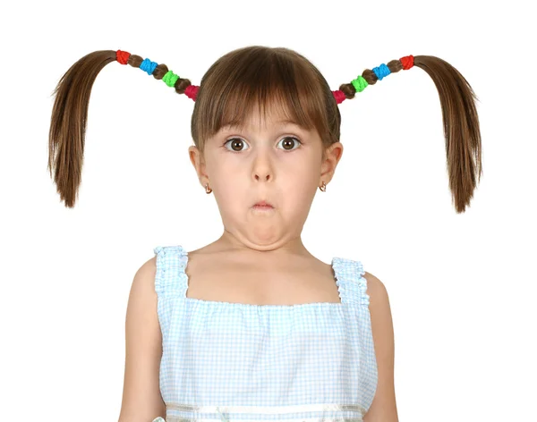 Portrét vtipné překvapení dítě dívka s dlouhými ocasy na bílém pozadí — Stock fotografie