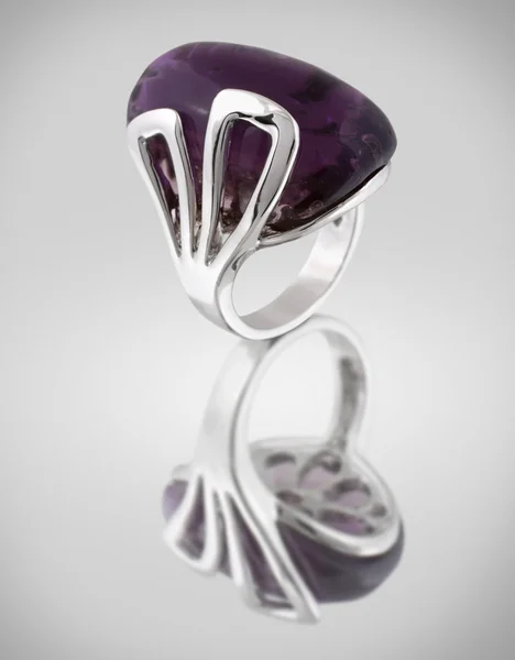 Ring met lila gem — Stockfoto