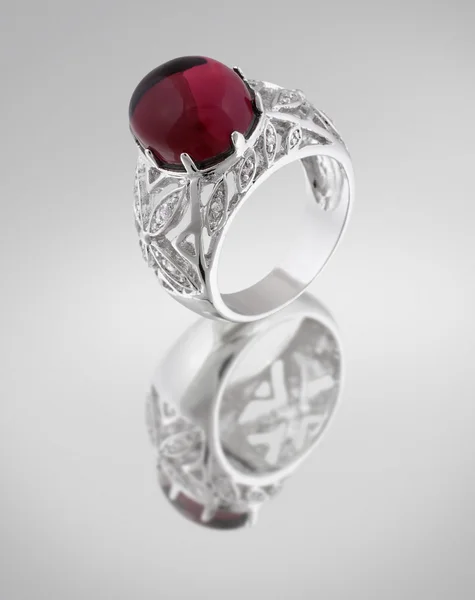Ročník stříbrný prsten s červeným klenot — Stock fotografie