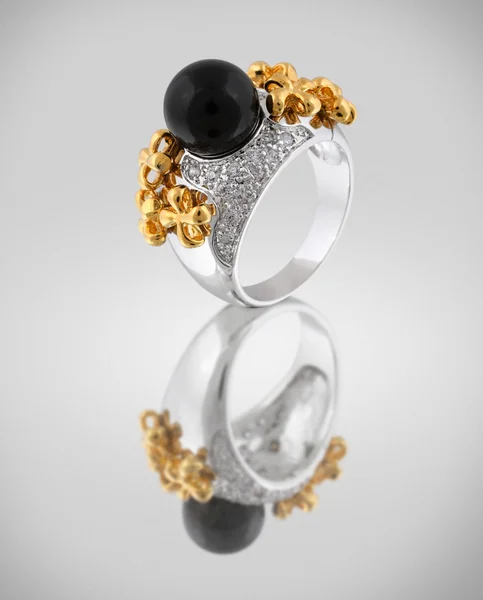 Ασημένιο δαχτυλίδι με μαύρο μαργαριτάρι — Φωτογραφία Αρχείου