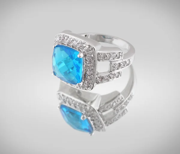 Anel de prata com gema azul — Fotografia de Stock