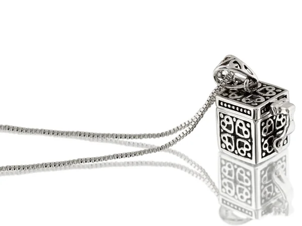 Beyaz izole zinciri ile gümüş kolye — Stok fotoğraf