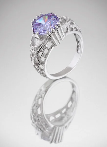 Ring mit blauem Edelstein auf grau — Stockfoto