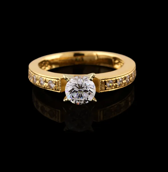 Zlatý prsten s briliantem na černém pozadí — Stock fotografie