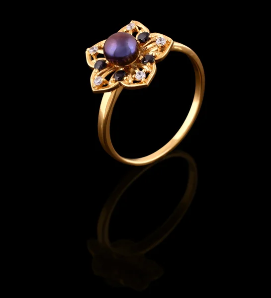 Guld ring med briljanter — Stockfoto