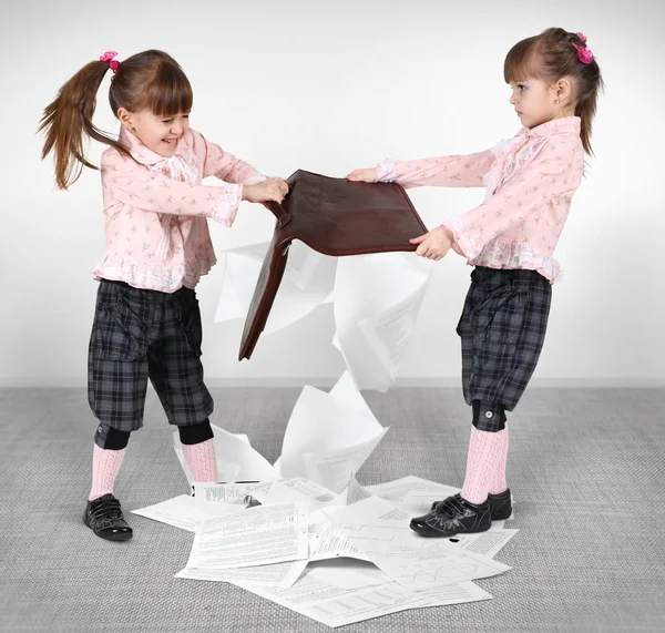 Pequenas meninas gêmeas lutando — Fotografia de Stock
