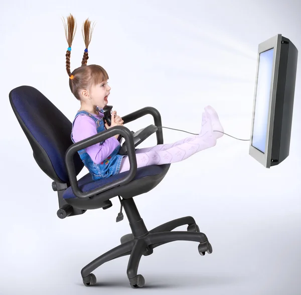 Дитяча дівчина грає в комп'ютерну гру Ліцензійні Стокові Зображення