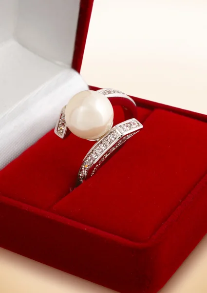 Δαχτυλίδι με μαργαριτάρι στο κιβώτιο δώρων — Φωτογραφία Αρχείου