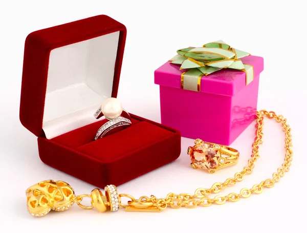 在白色背景上的珠宝首饰及礼品盒 — 图库照片