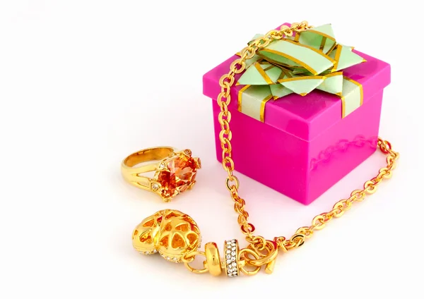 Jóias douradas com caixa de presente em branco — Fotografia de Stock