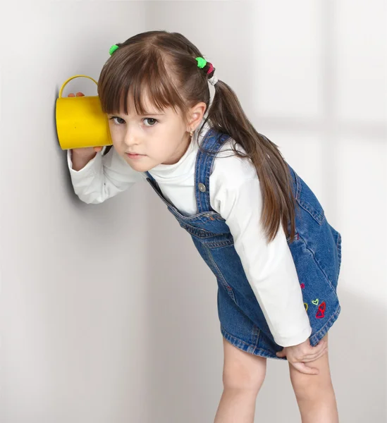 Dítě dívka zaslechnout — Stock fotografie