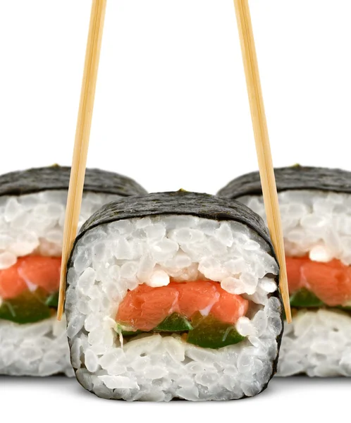 suşi rulo ile üzerine beyaz izole chopsticks