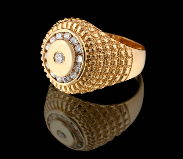 Золотое кольцо с бриллиантами, изолированными на черном — стоковое фото