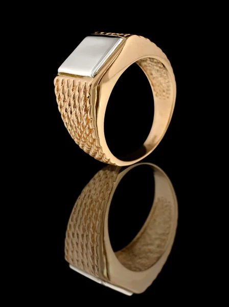 Gouden ring met reflectie geïsoleerd op zwart — Stockfoto