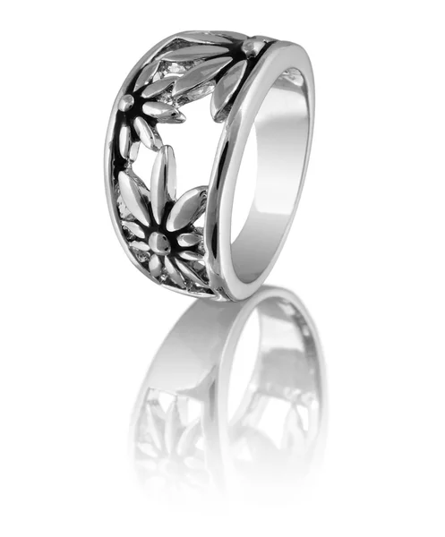 Серебряное кольцо с отражением на белом — стоковое фото