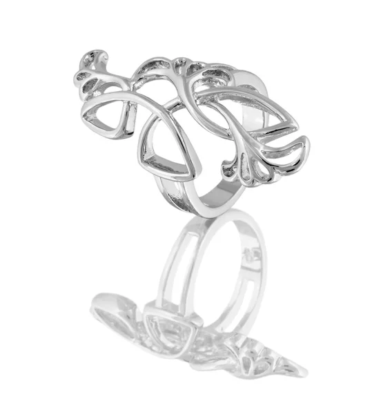 Винтажное серебряное кольцо, изолированное на белом — стоковое фото