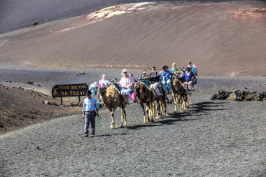 turistler binmek aracılığıyla tarafından yönlendirilen Develer üzerinde