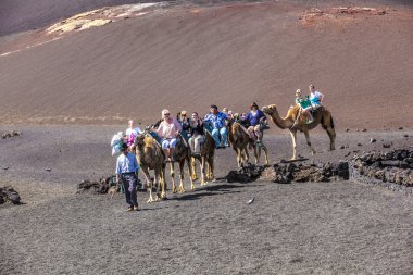 turistler binmek aracılığıyla tarafından yönlendirilen Develer üzerinde