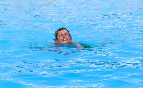 Garçon nageant dans la piscine — Photo