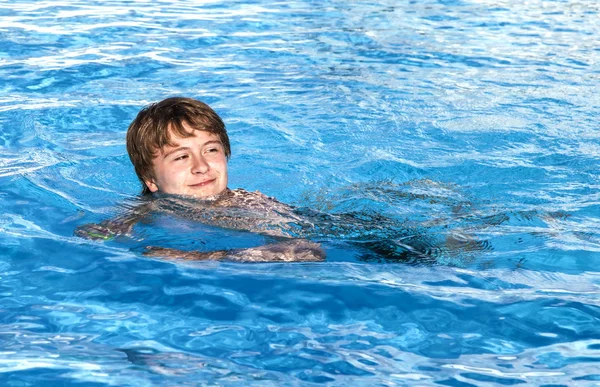 プールで泳いでいる男の子 — ストック写真