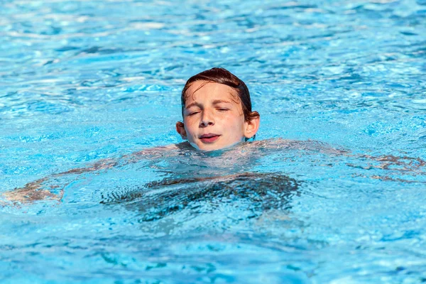 Menino nadando na piscina — Fotografia de Stock