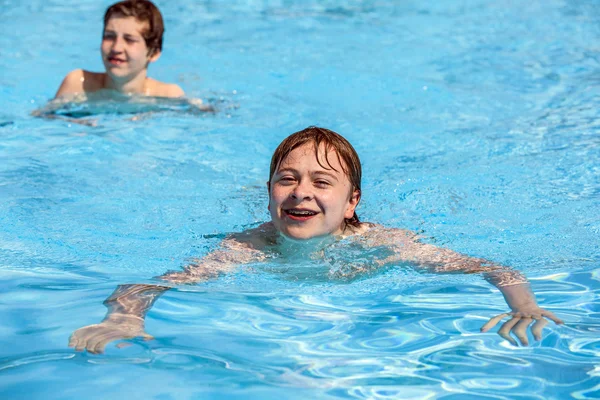 Jongen zwemmen in het zwembad — Stockfoto
