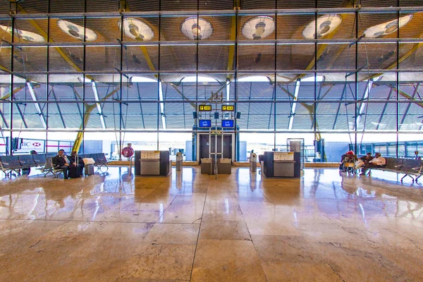 バラハス空港で新ターミナル t4 で歩く人の乗客 — ストック写真