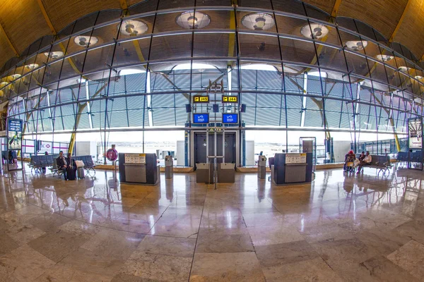 Los pasajeros pasan por la nueva terminal T4 en el aeropuerto de Barajas en — Foto de Stock