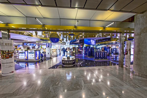 Пасажирів ходити в новий термінал T4 в аеропорту Барахас на — стокове фото