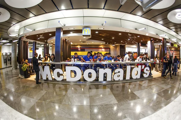 Clientes que comen en McDonalds en el aeropuerto de Madrid — Foto de Stock