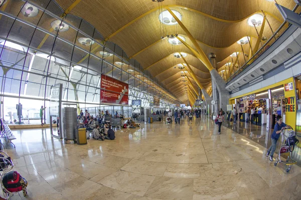 Passengers walk by at the new terminal T4 at Barajas airport on — Stock Photo, Image