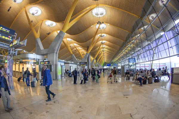 Passagiers lopen door op de nieuwe terminal t4 in barajas airport op — Stockfoto