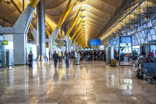 Pasajeros pasean por la nueva terminal T4 en el aeropuerto de Barajas — Foto de Stock