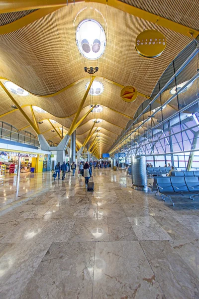 Passagiers lopen door op de nieuwe terminal t4 op luchthaven barajas — Stockfoto