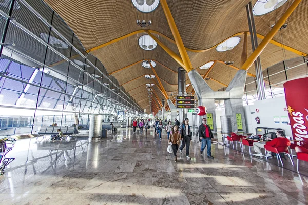 Utasok séta által az új terminál T4 a Barajas repülőtér — Stock Fotó