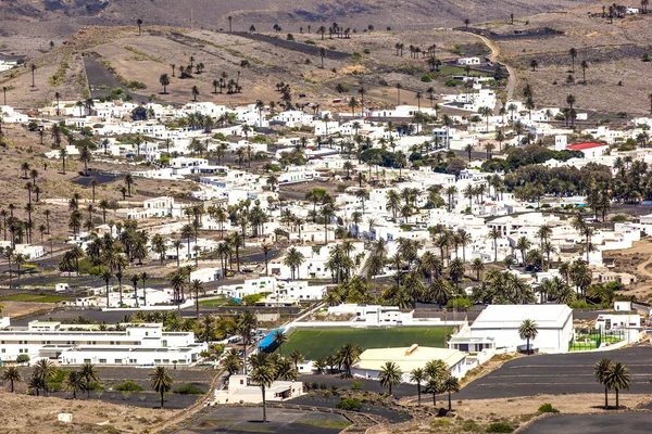 Lanzarote içinde etkileyen küçük bir kasaba — Stok fotoğraf