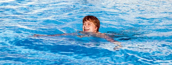 Junge schwimmt im Pool — Stockfoto