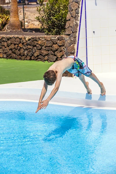 Ugrás a kék medence fiú — Stock Fotó