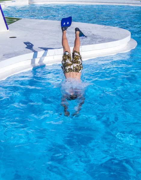 Αγόρι, άλμα στο μπλε πισίνα — Φωτογραφία Αρχείου