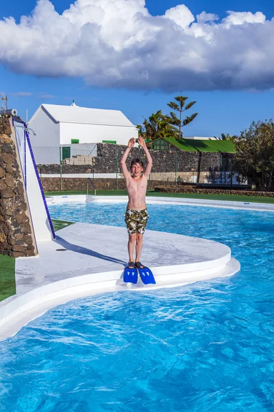 Αγόρι, άλμα στο μπλε πισίνα — Φωτογραφία Αρχείου