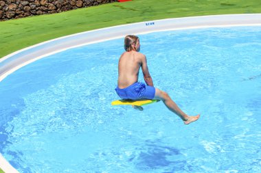 oğlan mavi havuza atlama