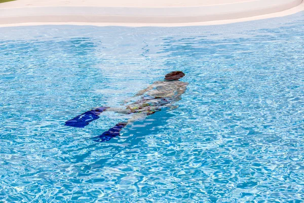 Junge taucht im Pool — Stockfoto