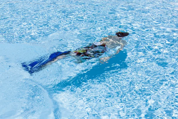 Fiú búvárkodás a medencében — Stock Fotó