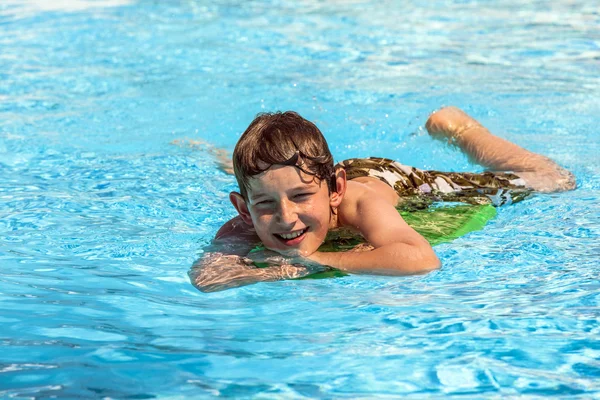 Хлопчик в басейні розслабляється — стокове фото